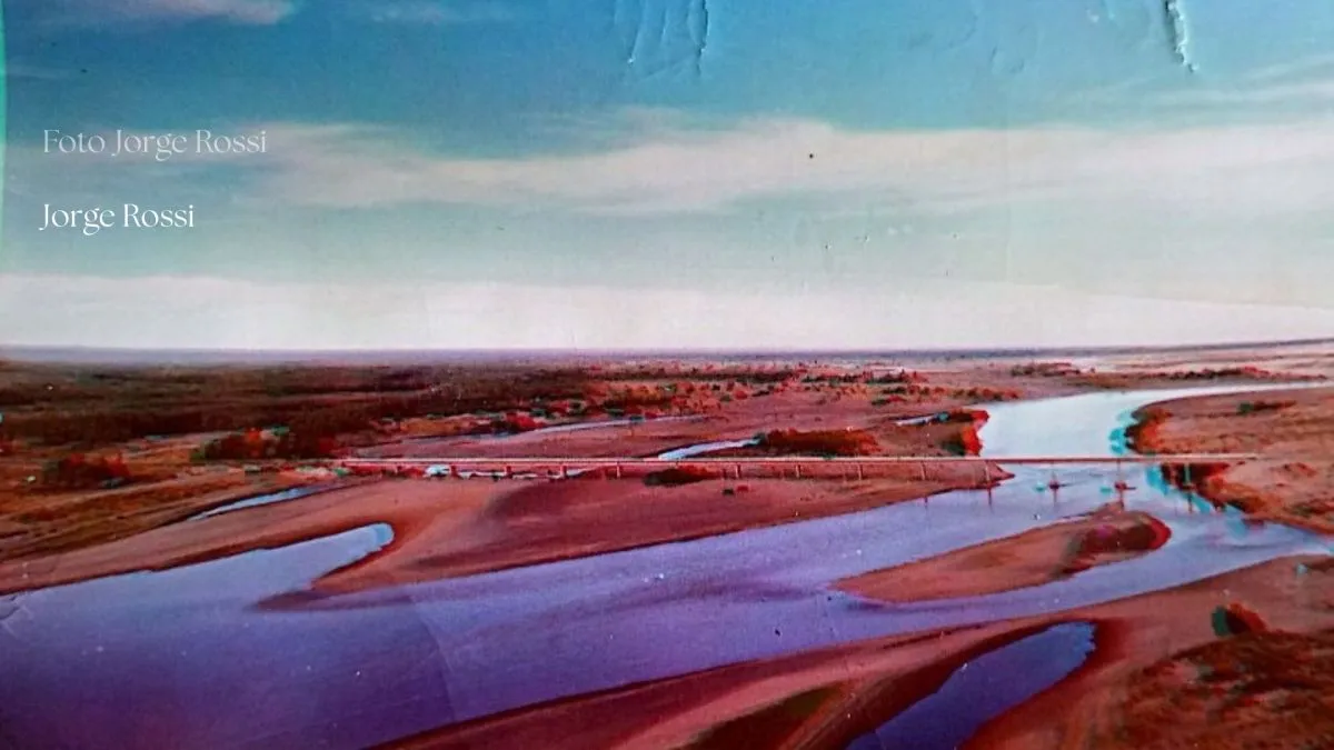 El hist&oacute;rico puente de Paso C&oacute;rdoba sobre el r&iacute;o Negro, en una toma de hace seis d&eacute;cadas que lo muestra como v&iacute;nculo clave entre la ciudad y la meseta. Foto (Gentileza Jorge Rossi).