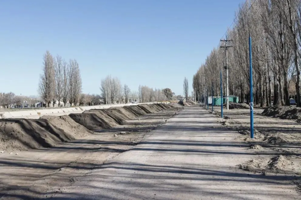 Los trabajos en la extensi&oacute;n del Paseo del Canal Grande frente al IUPA. Foto: (Tania Domenicucci)