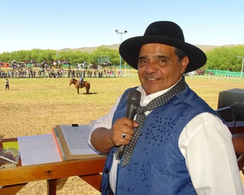 Sergio Herrera, con su inconfundible voz de animador, durante una jineteada en la Patagonia. Foto (gentileza)