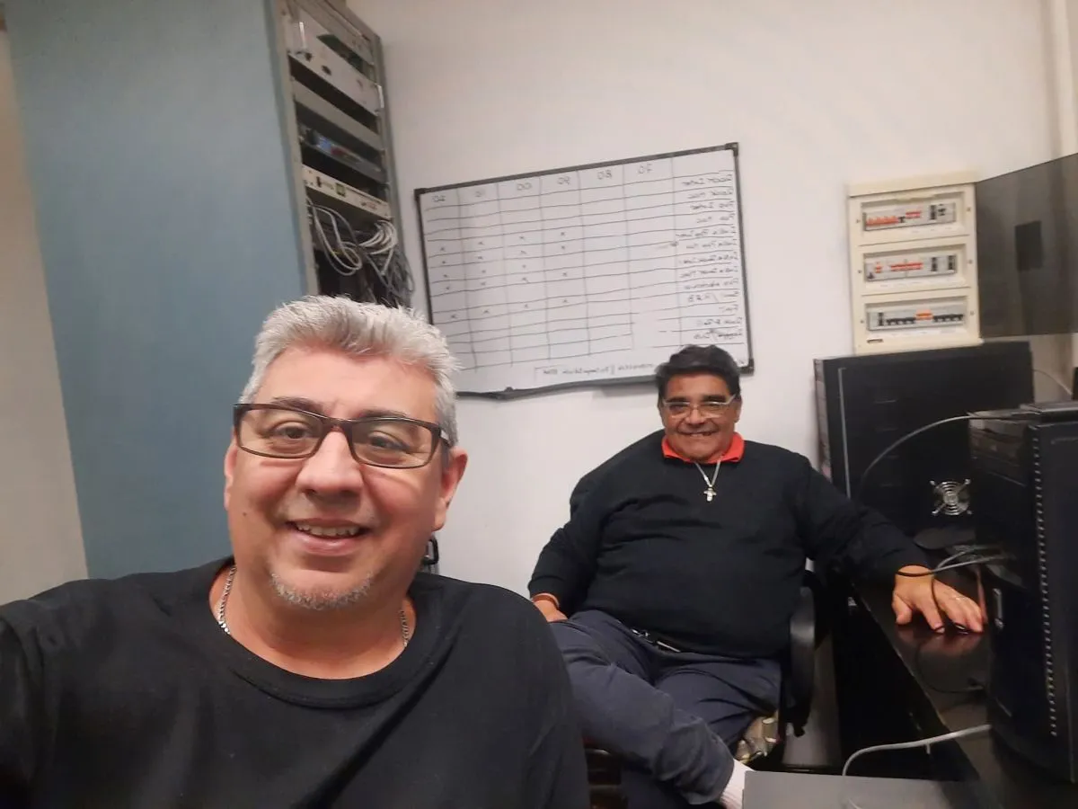 Sergio Herrera junto a su amigo y operador Gustavo Wendel, con quien comparti&oacute; a&ntilde;os de transmisiones radiales y an&eacute;cdotas en LU18 Radio El Valle. Foto (gentileza Gustavo Wendel)