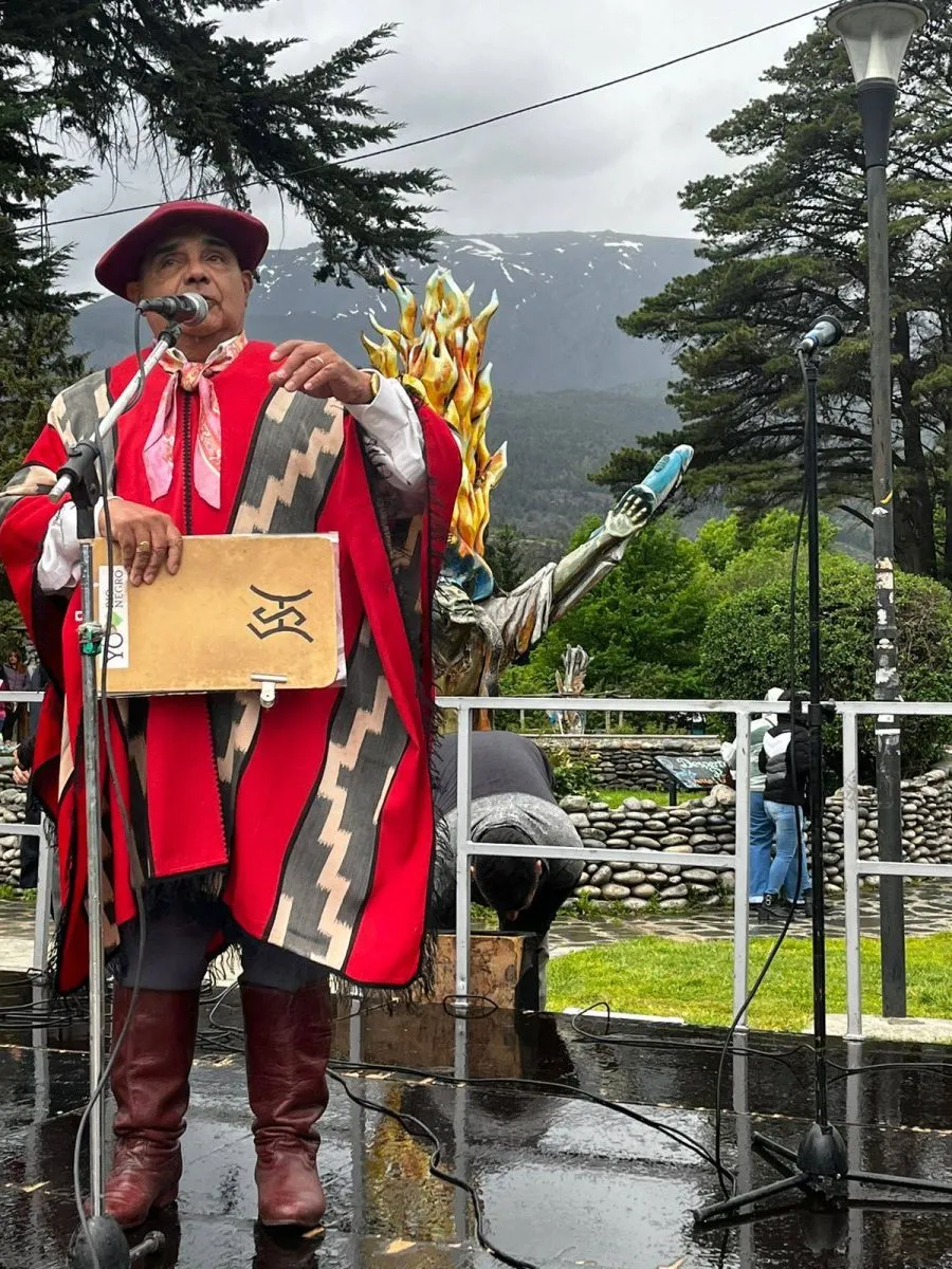 Sergio Herrera, con su inconfundible poncho y sombrero, animando una de las tantas fiestas camperas de la Patagonia. Foto (gentileza)