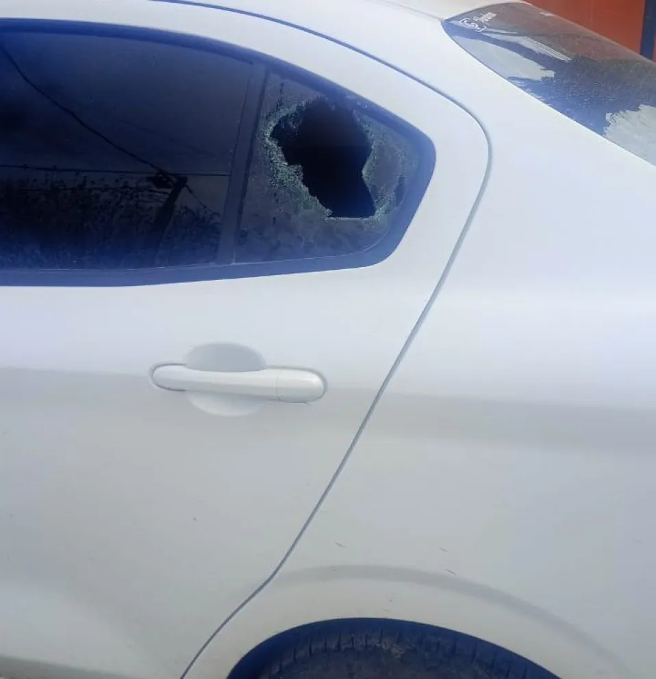 Un hombre que había salido de la Comisaría 31 de hacer una consulta, arrojó un escombro contra un patrullero . Foto (gentileza)