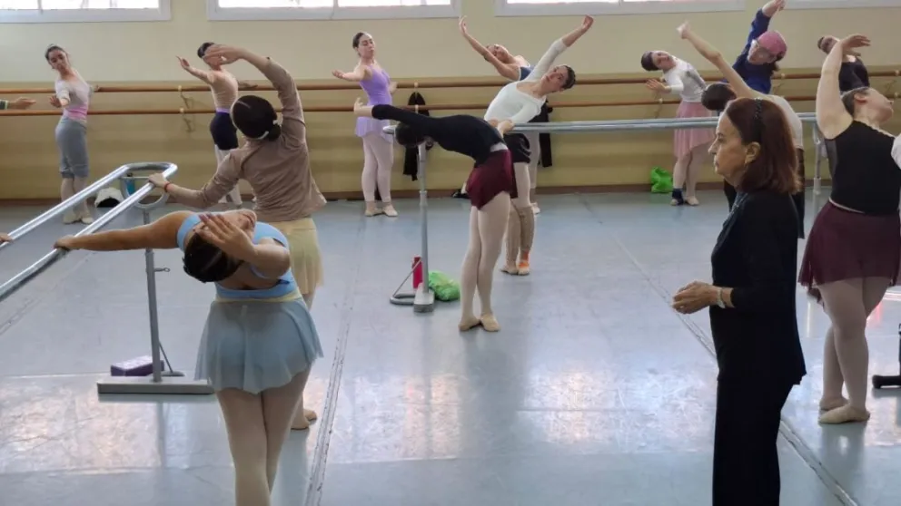 Es maestra y coreógrafa de danza argentina, y fue directora del Ballet Estable del Teatro Colón.