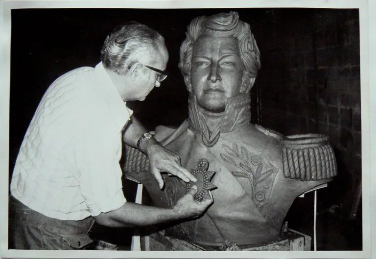 El artista frente a su escultura de Juan Manuel de Rosas. Foto: Marilu Villaruel