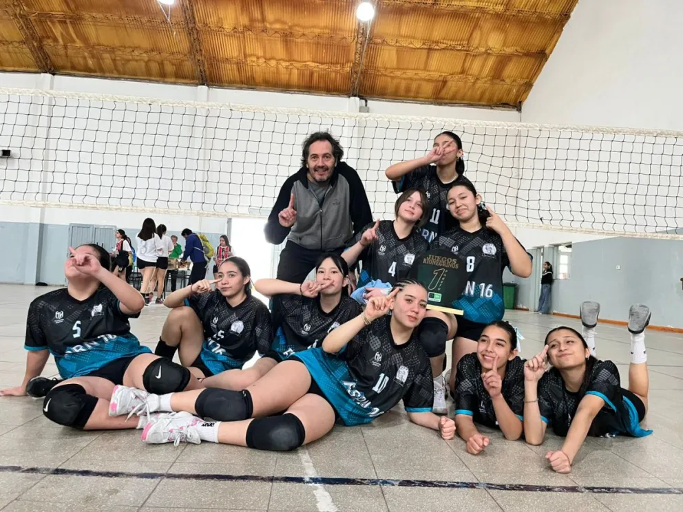 Las campeonas interzonales Sub14 de la Escuela Secundaria N°16 “Quino”, junto al profe Horacio Oderda, tras consagrarse en Cervantes. Foto (gentileza)