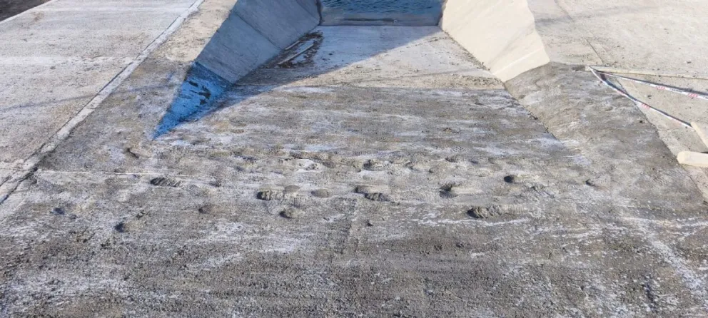 El pavimento de hormigón sufrió deterioro por el paso de peatones. (Foto gentileza)