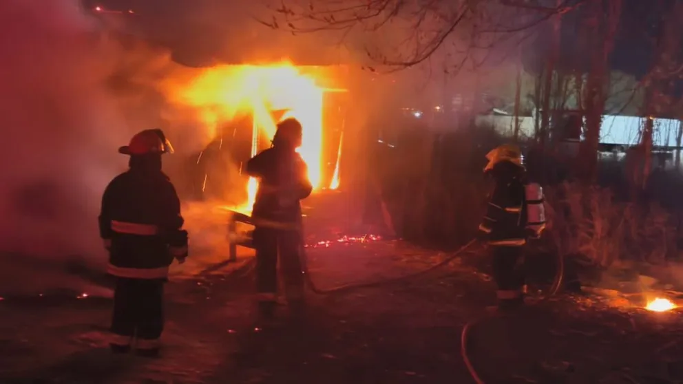 Hasta la vivienda ubicada en calle Castelli, a metros de Félix Heredia. (Foto Bomberos Voluntarios)