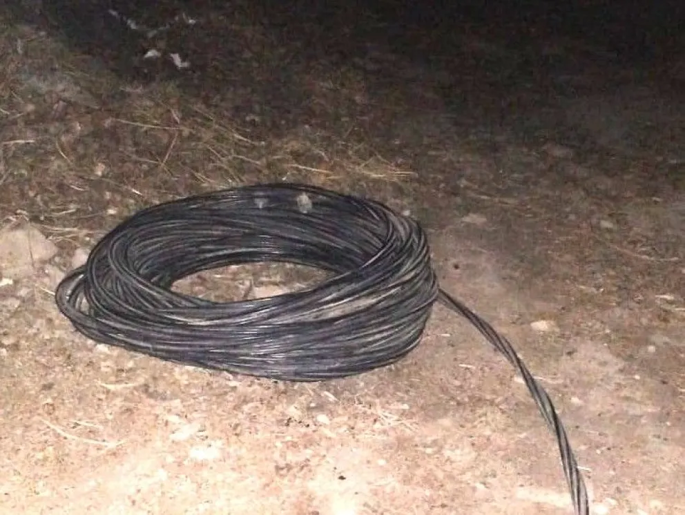 Tras realizar un rastrillaje en la zona oscura, la policía encontró un rollo de cable de acero prensado cortado. Foto (Gentileza)