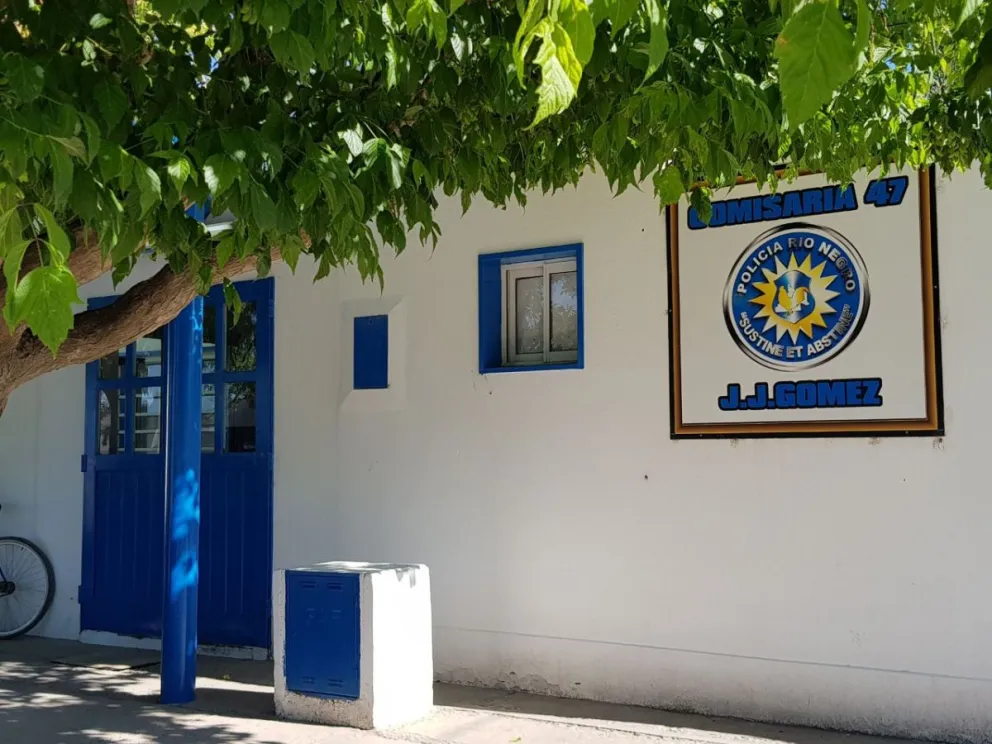 Personal de la Comisaría 47º acudió a un llamado de auxilio en la calle Los Lirios. (Foto: Gentileza)