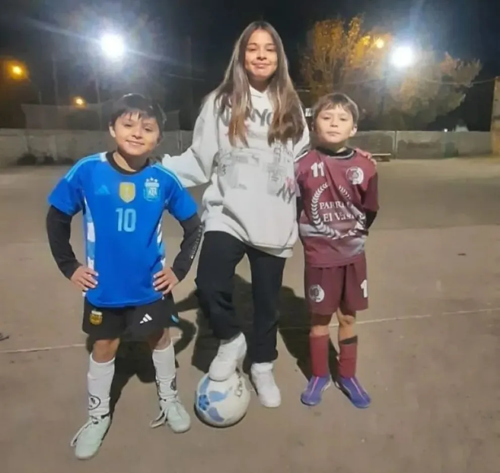 Lionel y Francisco junto a su hermana Narela, que ya es parte de Banfield.