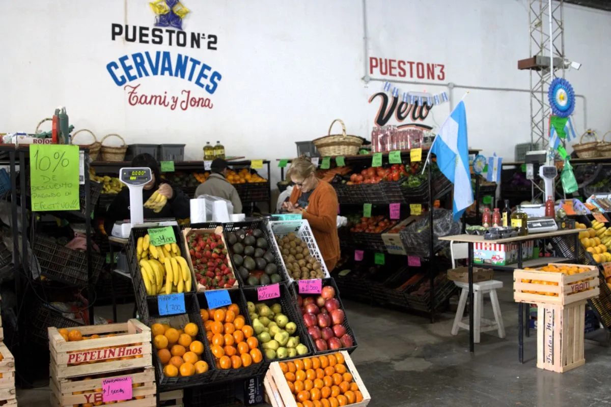 Hay puestos de productores de varias localidades de la regi&oacute;n. Foto: (Tania Domenicucci)