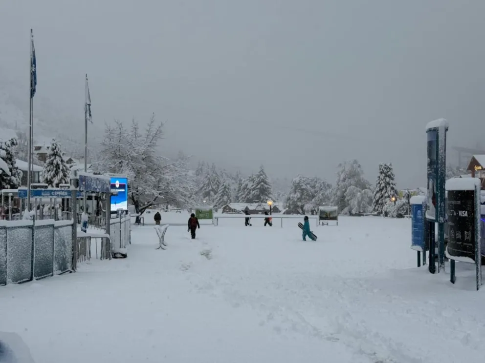 La montaña pintada de blanco en Bariloche , a 12 días del inicio de la primavera