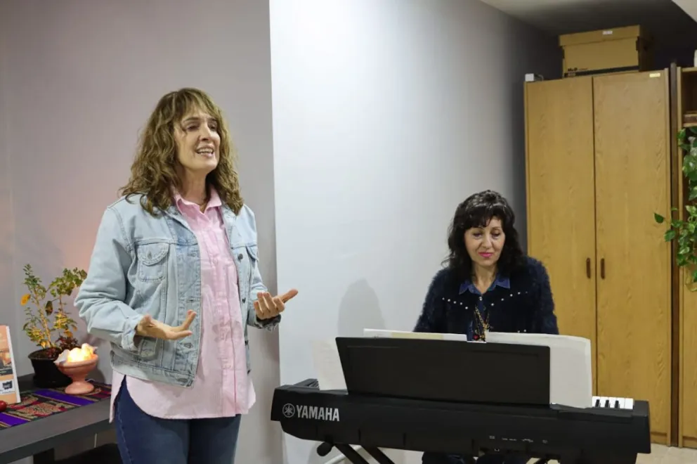 Octava Alta, dúo integrado por Mary Sol del Hierro en canto, Sara Lasserre en piano, y al cantautor neuquino Pablo Toscani. Foto (Tania Domenicucci-ANR)