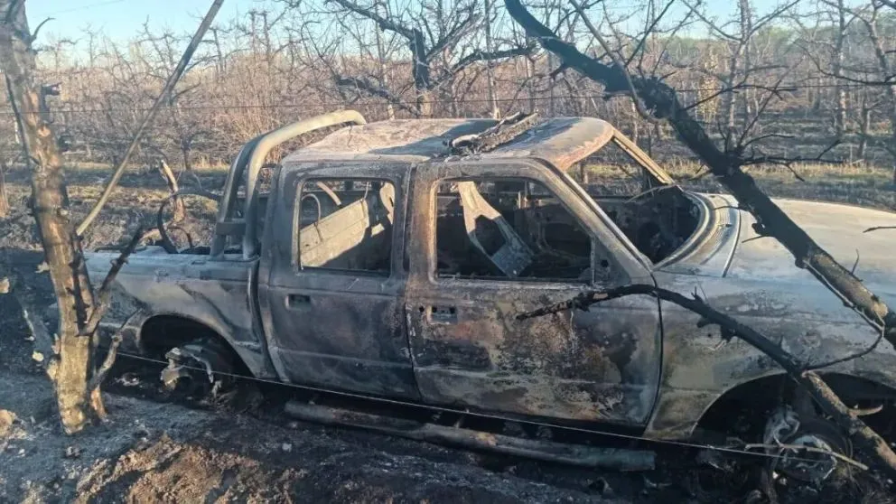 Un cambio en la dirección del viento comprometió al personal y arrasó con un móvil en Cervantes (Foto Bomberos).