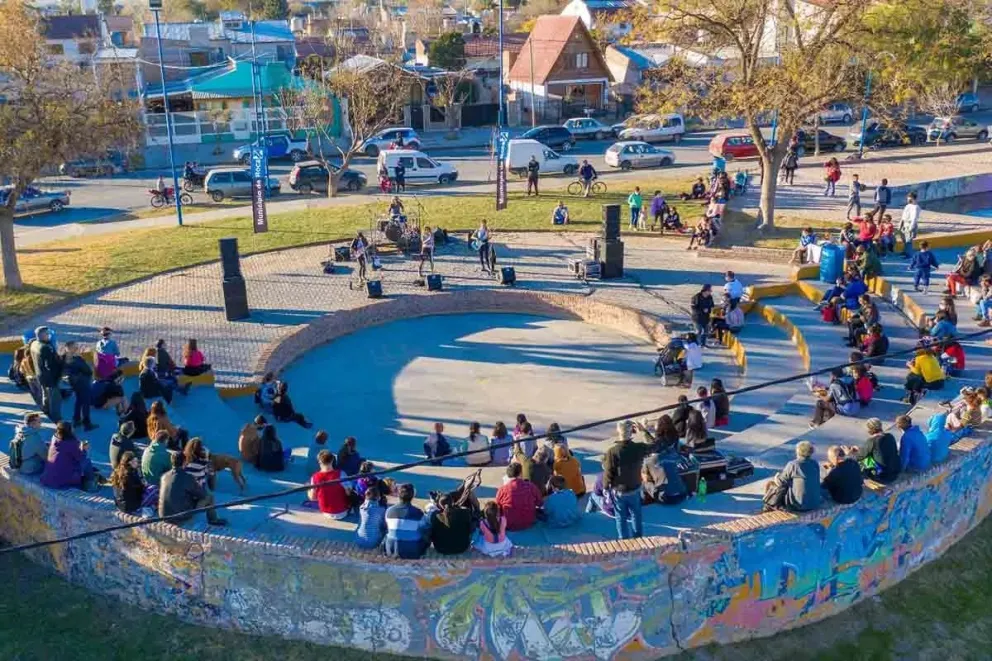 La propuesta reunirá a más de 40 feriantes de distintos rubros y a cinco bandas en vivo, en el anfiteatro Cacho Lobello. Foto (archivo)