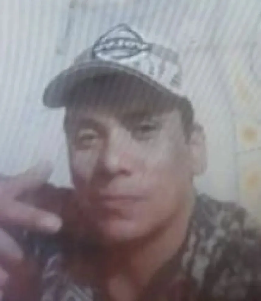 Tiene 32 años y destacan un piercing en su ceja.