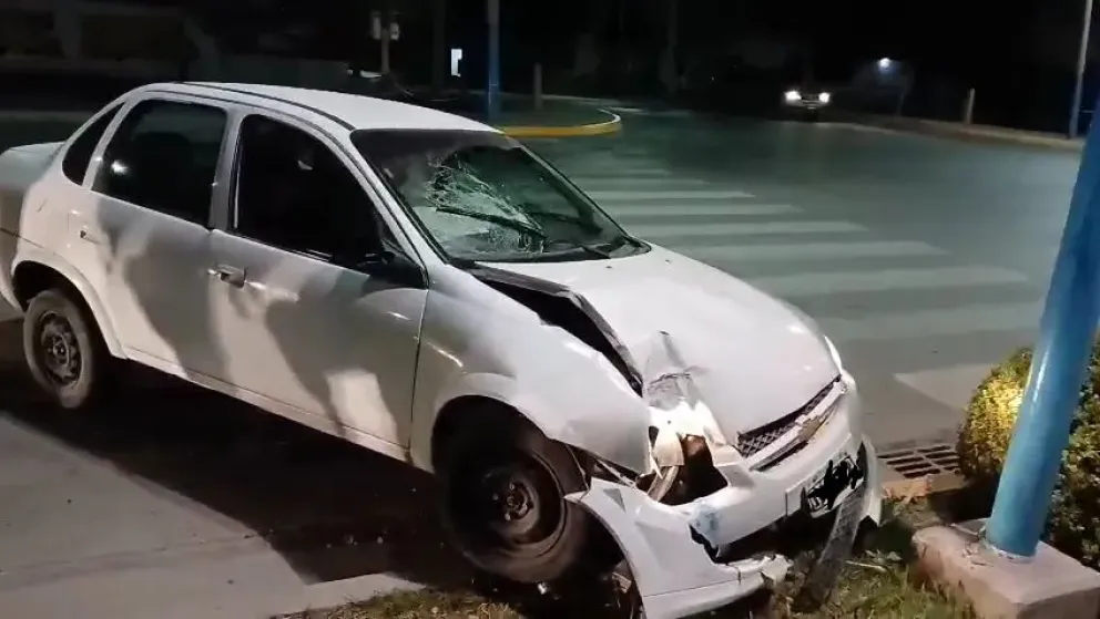 El vehículo quedó con importantes daños. Foto: Todo Noticias Roca