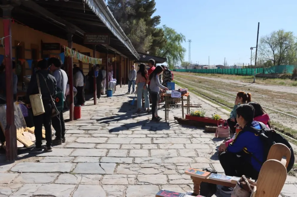 La feria se realiza sobre el Andén de la ex Estación de Stefenelli. Foto: Tania Domenicucci