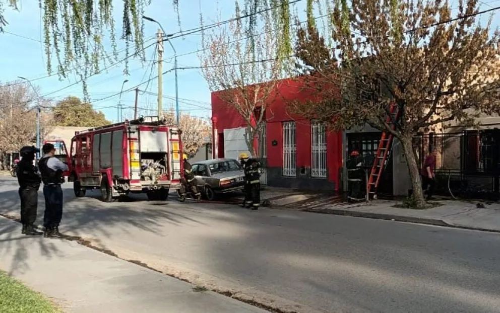 Un incendio en un departamento de calle Colombia al 300, barrio San Cayetano, movilizó esta tarde a los Bomberos Voluntarios de Roca. Foto (gentileza)