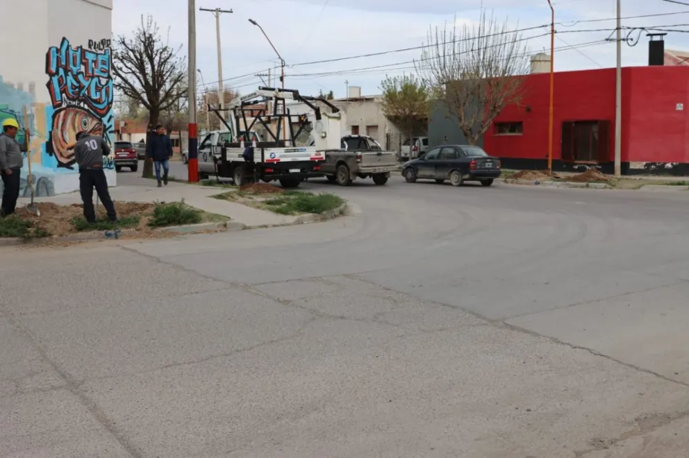  esta semana comenzaron los trabajos de señalización por parte del Municipio y continuan con la preparación del terreno para la instalación de los semáforos. Foto (Tania Domenicucci-ANR)