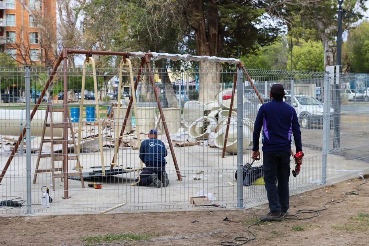 La plaza contar&aacute; con una serie de hamacas. Foto: (Tania Domenicucci)