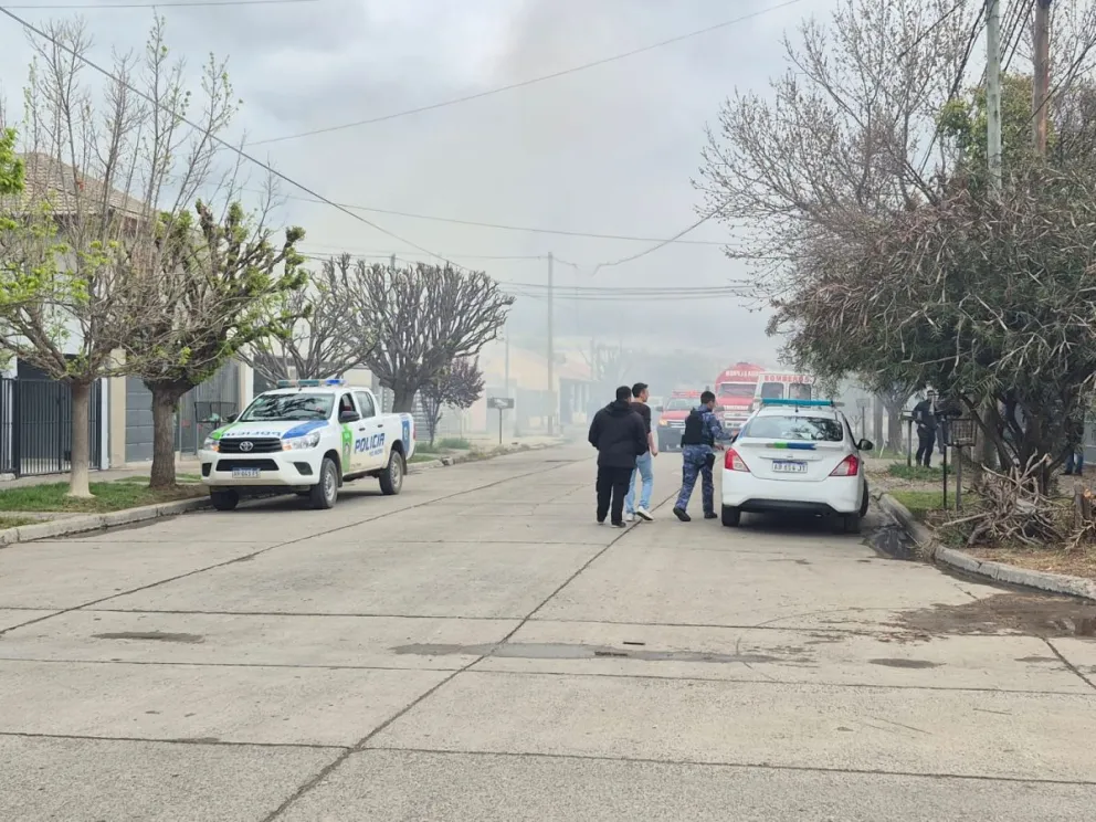 Bomberos y policía permanecen trabajando en la zona, mientras se mantiene custodiado el perímetro. Foto (ANR)