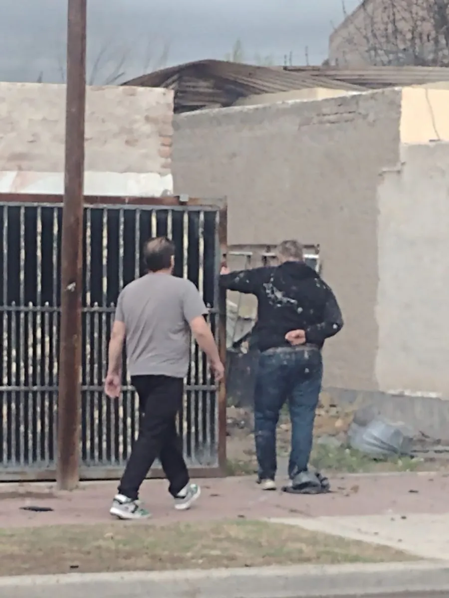 El due&ntilde;o del lugar observa lo sucedido mientras la polic&iacute;a y bomberos trabajan. Foto (ANR)