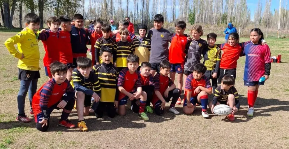 Durante dos días, el predio de Stefenelli se transformó en una verdadera fiesta del rugby infantil: deporte, tercer tiempo, familias y amigos. Foto (Gentileza Roca Rugby Club)