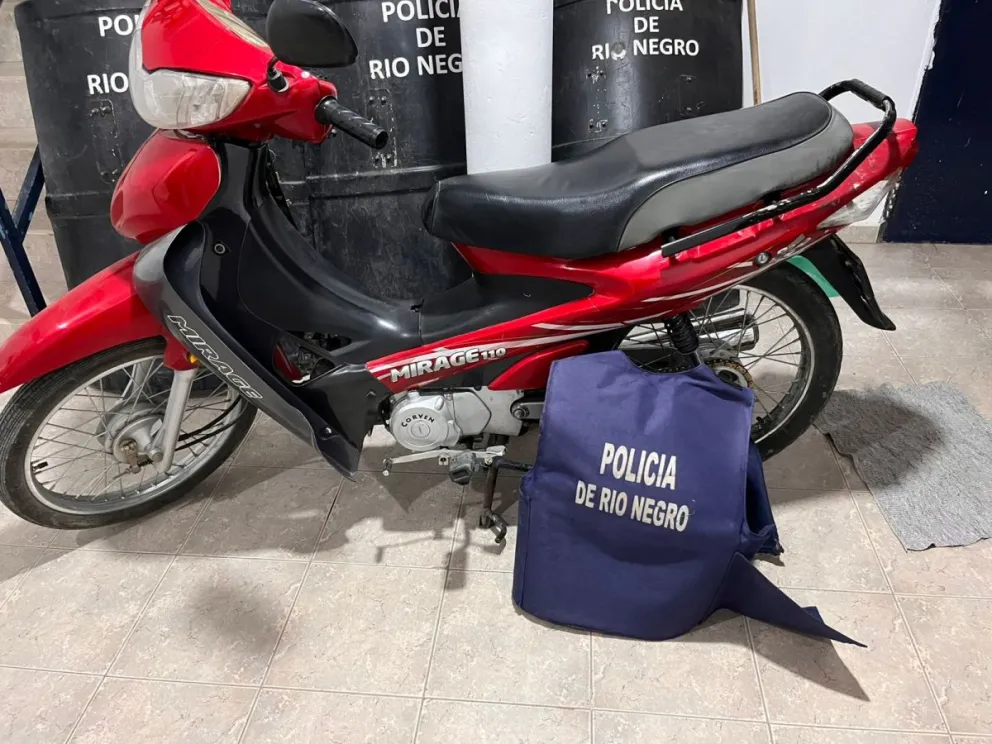 La moto recuperada por la Policía tras la persecución en la zona sur de Roca. Había sido denunciada como robada minutos antes afuera del gimnasio. Foto (Policía Río Negro)