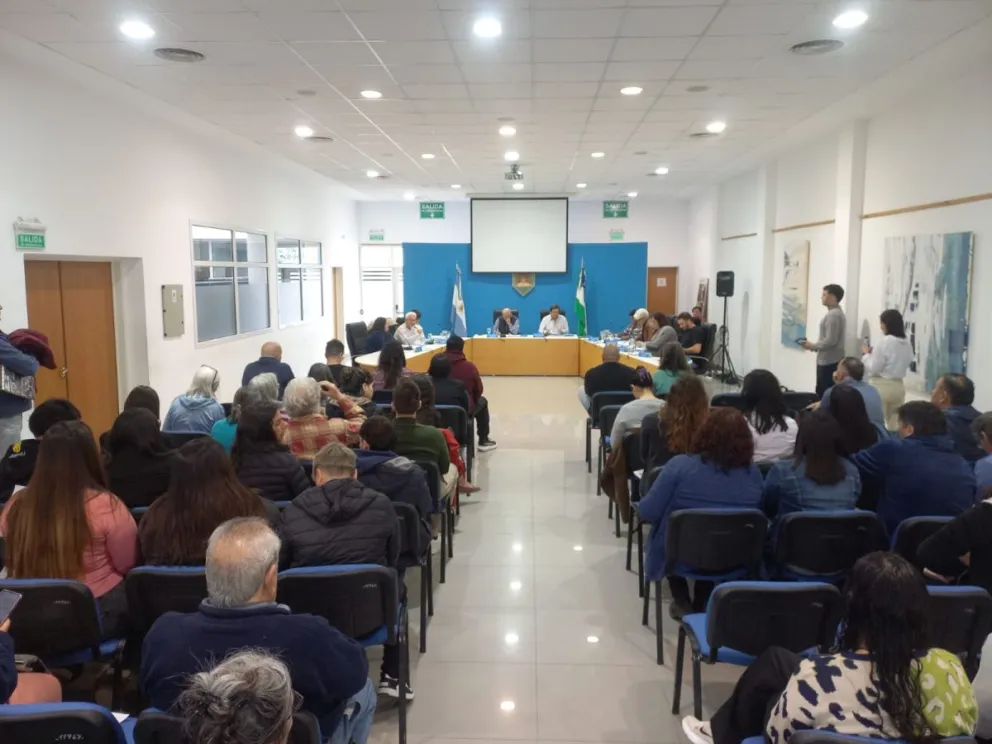 La sala de sesiones del Concejo Deliberante estuvo repleta. Foto: (Tania Domenicucci)