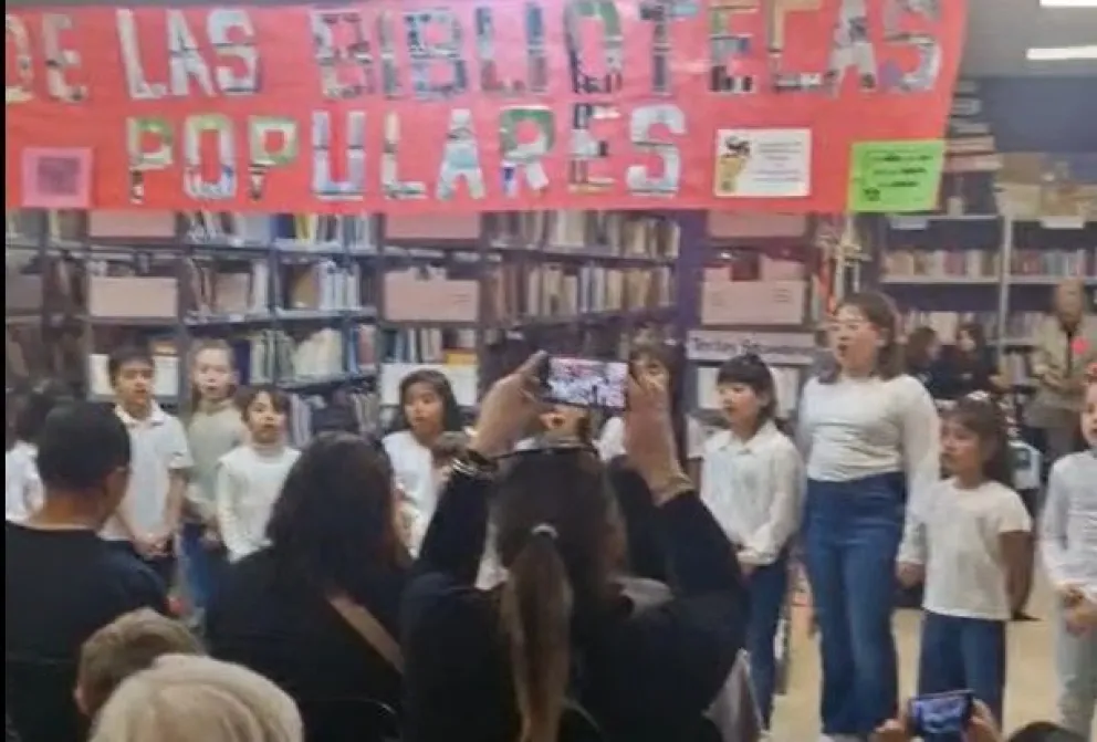 El Coro de Niños que ensaya en la Escuela 223 se presentó en la Biblioteca Lucía Epullán durante la celebración del Día de las Bibliotecas Populares. Foto (gentileza Susana Vargas).