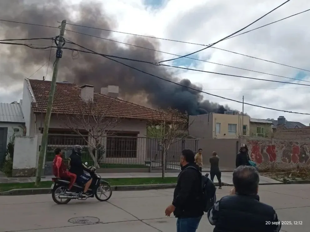 La fuerte explosión sacudió la mañana del sábado 20 de septiembre en Roca, en un galpón de calle Rohde al 1.800. Foto: ANR