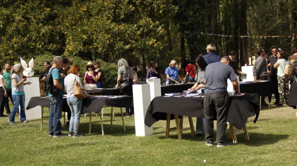 La edición 2025 se centra en la relación entre fuego y ambiente, un eje atravesado por la crisis ecológica y la urgencia climática. Foto (Festival Lumen primera edición)