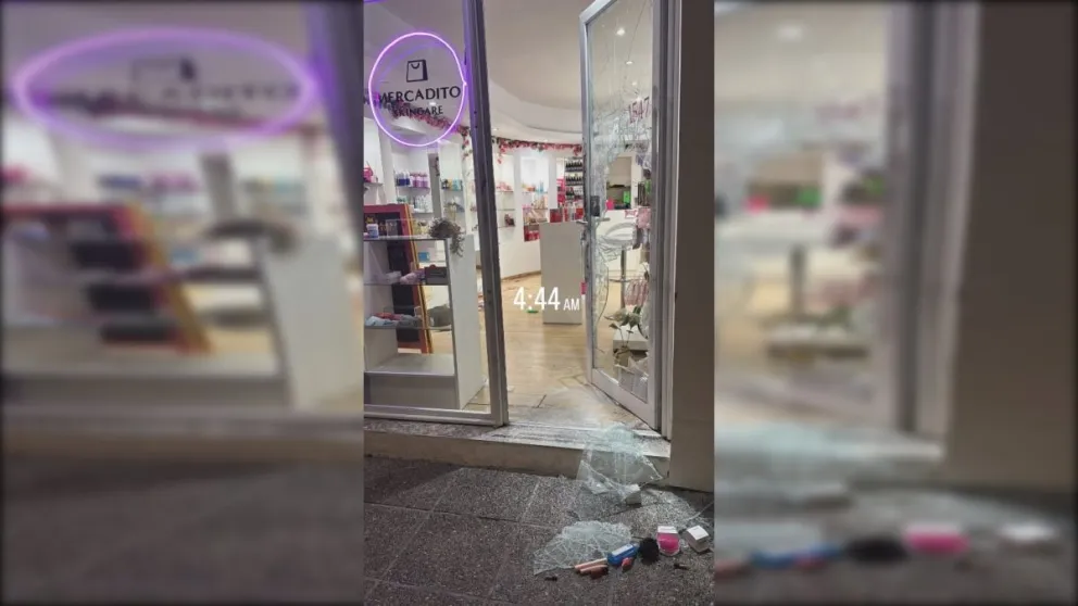 La puerta de ingreso al local quedó destrozada