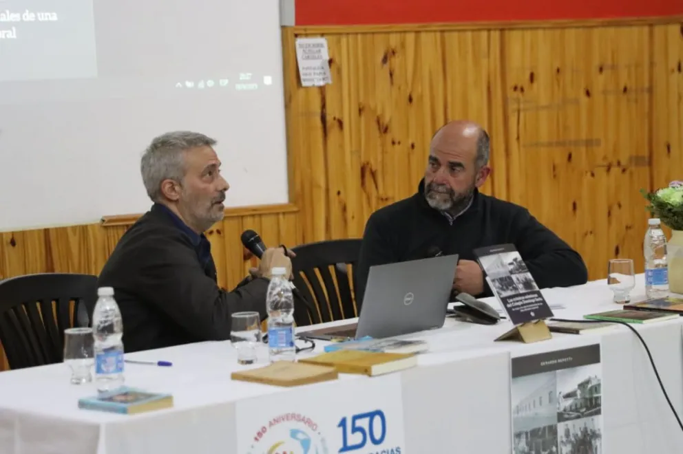 Repetti (ixquierda), profesor y licenciado en Ciencias Sociales y Humanidades subraya que el libro está escrito de manera sencilla. Foto (Tania Domenicucci-ANR)