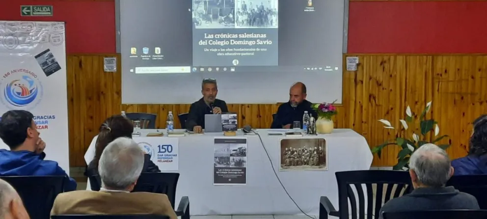 Gerardo Repetti durante la presentación de su segundo libro, "Las crónicas salesianas del Colegio Domingo Savio", en septiembre de 2025, en Roca. Foto: gentileza.