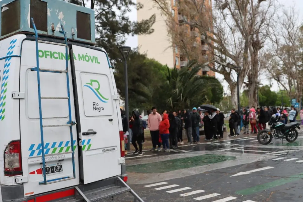 Una fila de personas aguarda bajo la lluvia. Foto: (Tania Domenicucci)