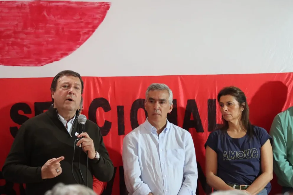 Weretilneck junto a los candidatos y militantes radicales, en el acto que convocó a más de 300 personas en General Roca.