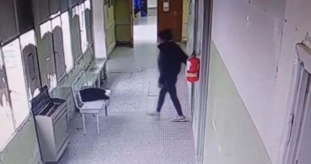 El momento en que la mujer sale de uno de los consultorios. 