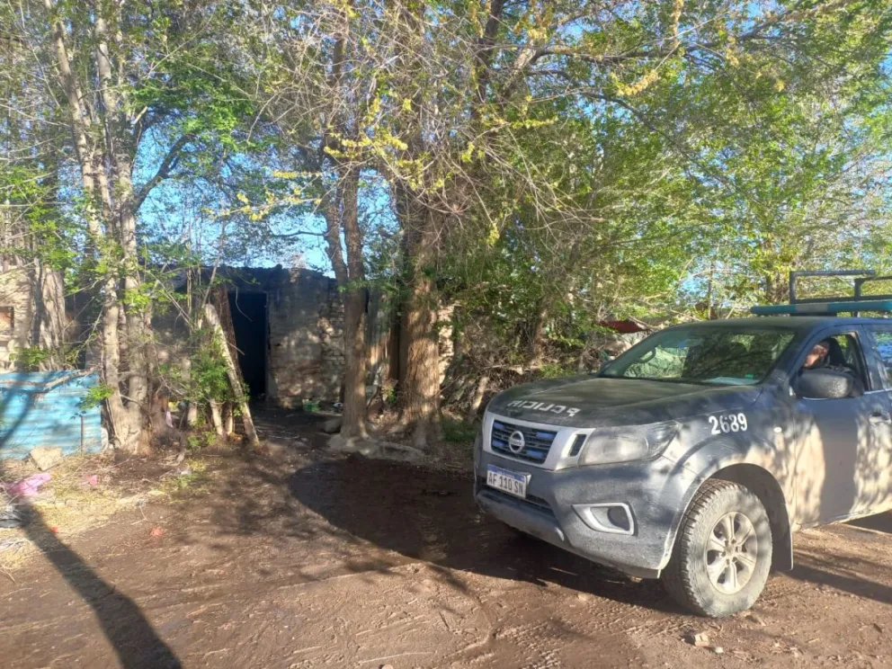 Personal de Criminalística y Bomberos trabaja este miércoles en la vivienda del barrio Nuevo que el martes por la noche fue consumida por las llamas y donde murió una mujer.
(Foto: Tania Domenicucci – ANR)