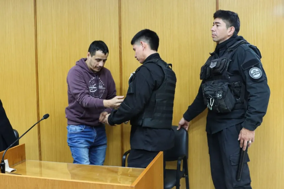 Raúl Esteban “El Diablo” Maureira es esposado este miércoles en los tribunales tras la audiencia donde se homologó su condena. Foto (Tania Dome nicucci-ANR)