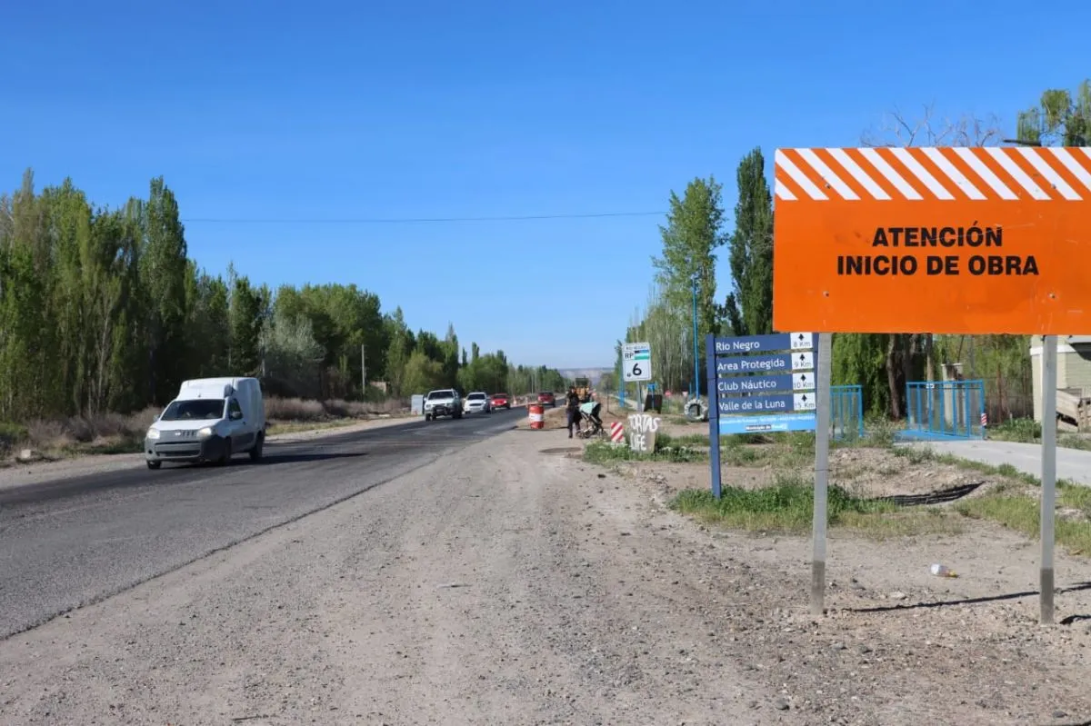 Hay un cartel que anuncia y advierte sobre los trabajos que se realizan. Foto: (Tania Domenicucci)