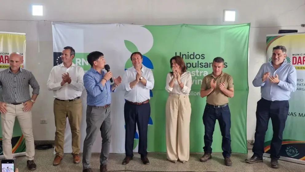 El gobernador de la provincia de Río Negro, Alberto Weretilneck, visitó este jueves la localidad de Darwin. Foto (7 en Punto)