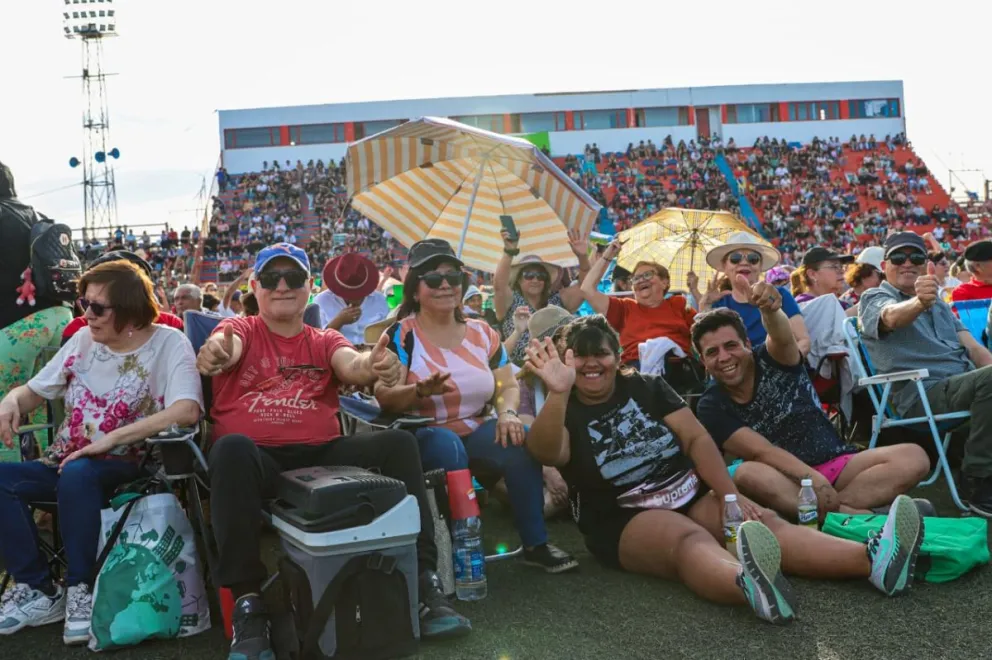 Más de 4.000 personas colmaron el Estadio Luis Maiolino en la celebración por el Día Internacional de los Adultos Mayores. Foto (Tania Domenicucci-ANR)