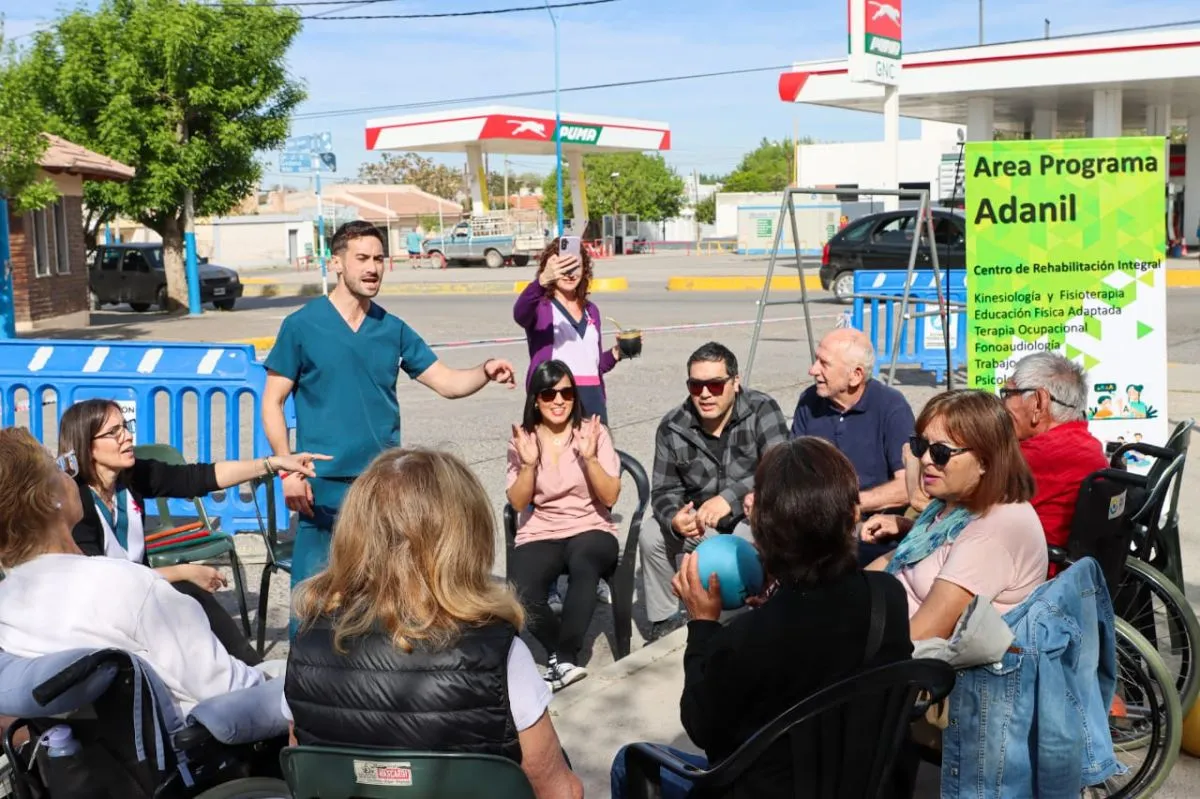 Organizaciones de Roca participan del Tercer FestiCUD en el Paseo del Canal Grande, mostrando sus talleres y actividades al p&uacute;blico. Foto (Tania Domenicucci-ANR).