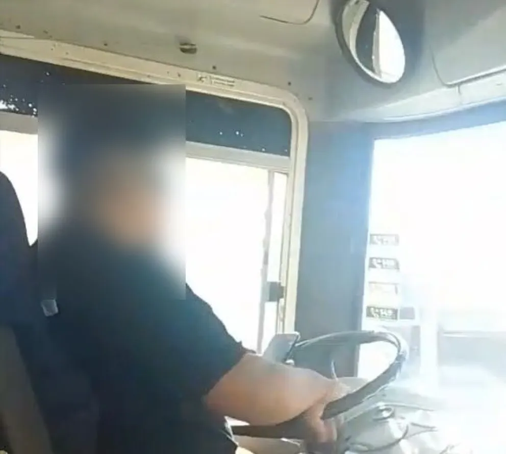 Familias de la ESRN 150 cuestionaron el transporte escolar y difundieron un video del chofer con el celular. El Consejo Escolar abrió un acta y pidió informes a la empresa. Foto (video familias)