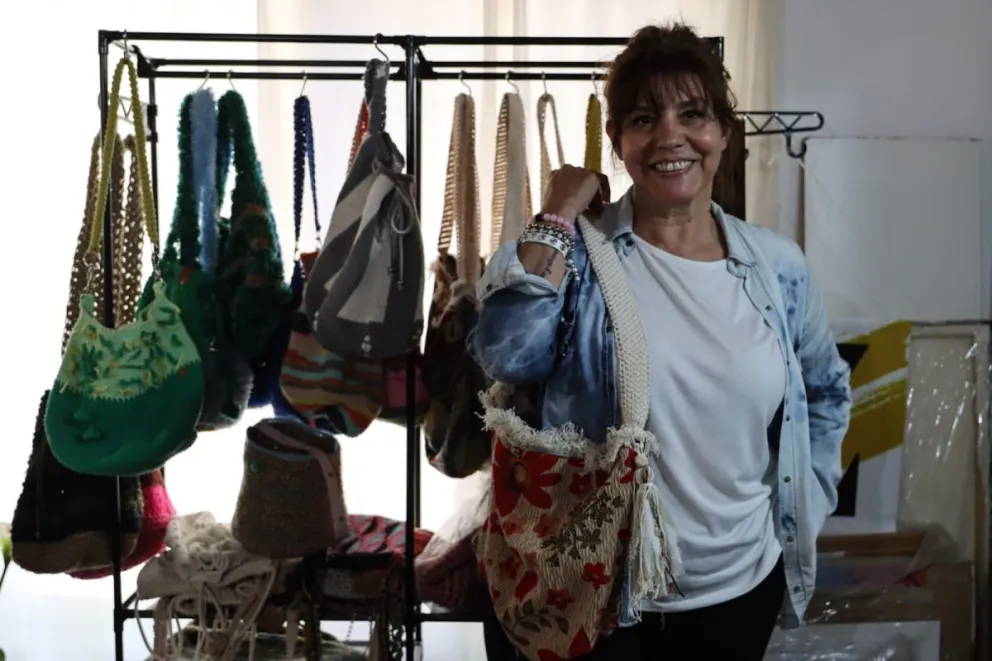 Claudia disfruta del proceso de crear junto a quienes la eligen, haciendo de cada cartera un vínculo personal y cercano. Fotos Tania Domenicucci-ANR