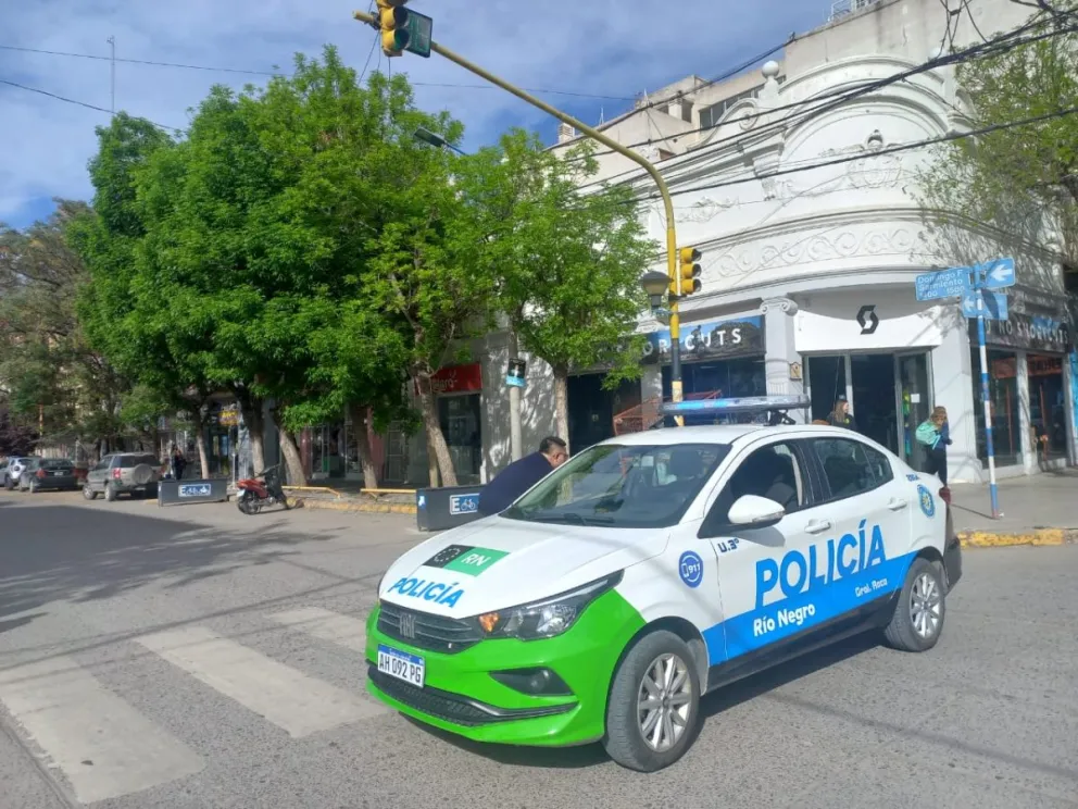 Personal policial de la comisaría tercera se encuentra en el lugar. Fotos Tania Domeniccuci-ANR 