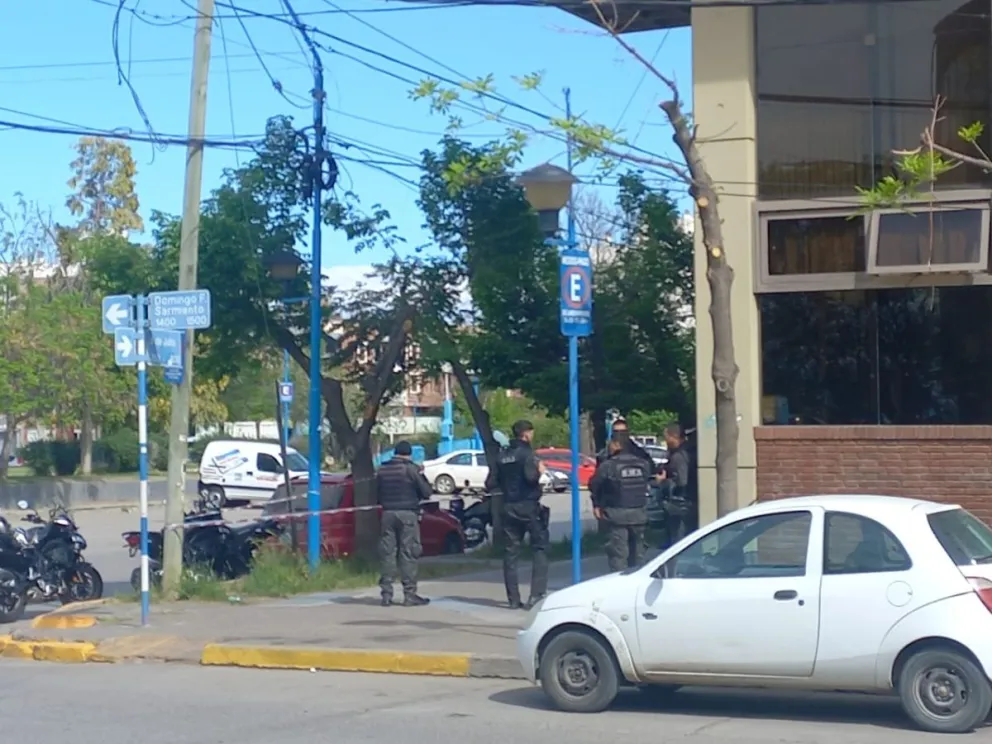 Efectivos de la Comisaría Tercera y un mediador del COER intervinieron para contener a un hombre en crisis. Foto (Tania Domenicucci-ANR)