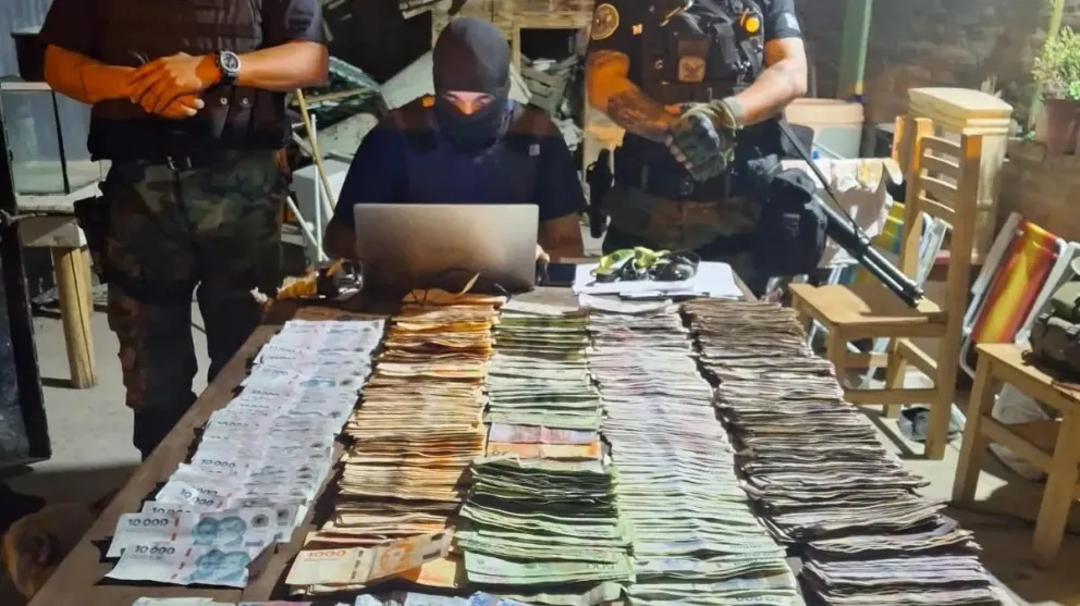 Dinero que fue hallado en una de las viviendas allanadas. 